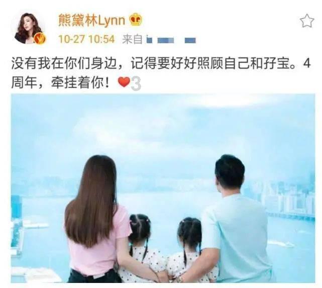 金裕贞白色短袖搭配牛仔元素 小露蛮腰秀马甲线